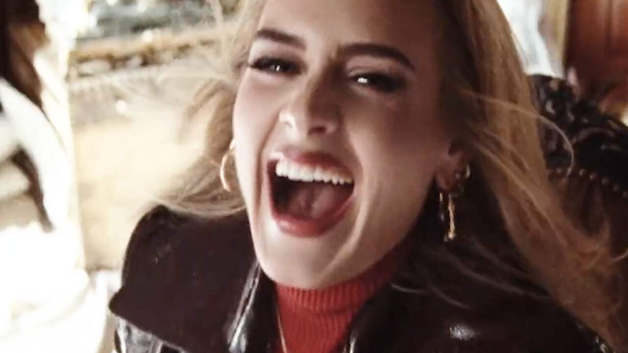 Beeld uit video: Adele toont bloopers tijdens filmen videoclip Easy On Me
