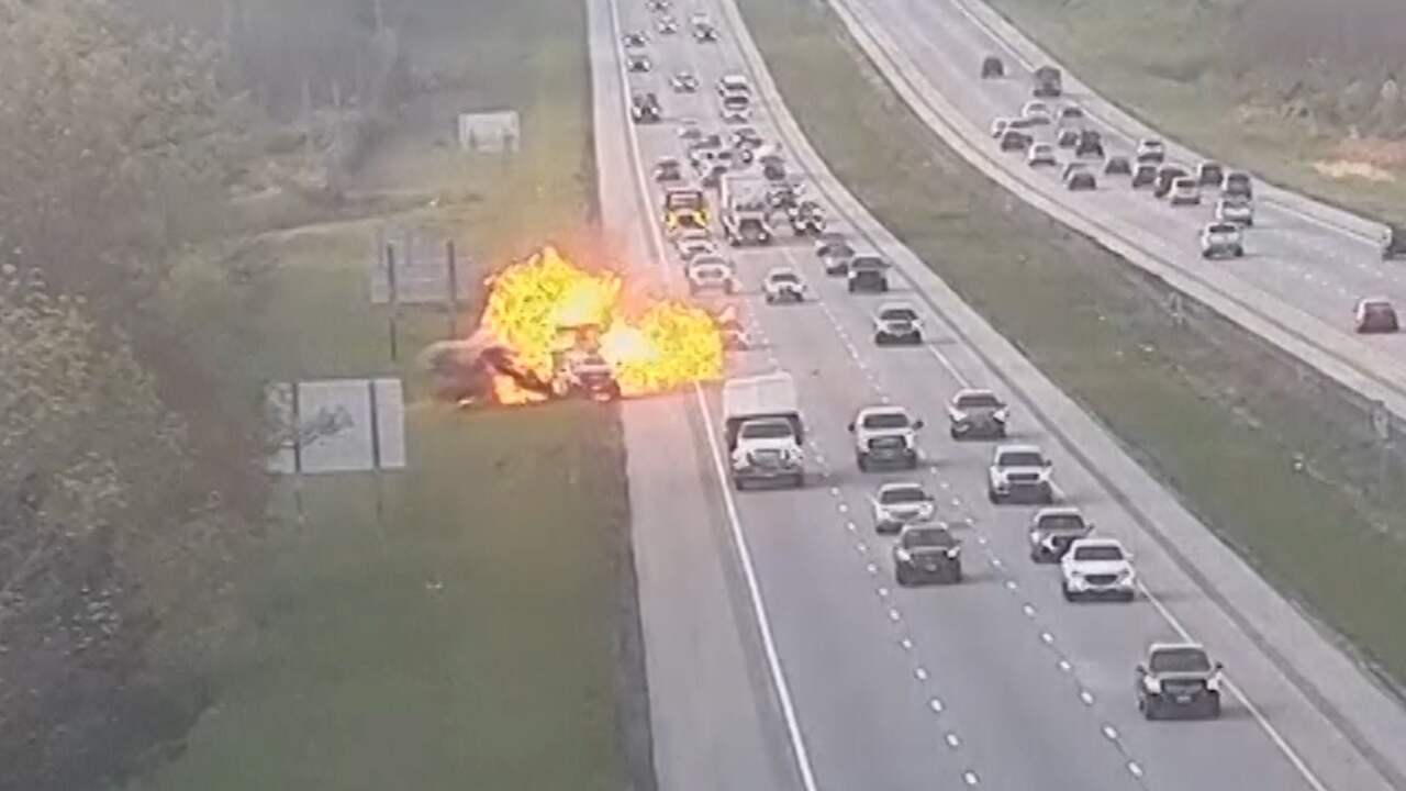 Beeld uit video: Crash leidt tot grote explosie op Amerikaanse snelweg