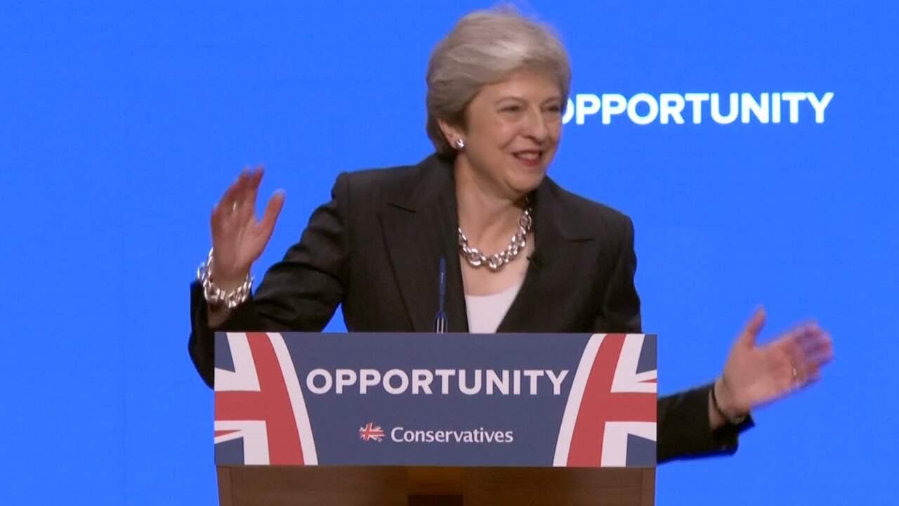 Beeld uit video: May komt dansend op bij partijcongres