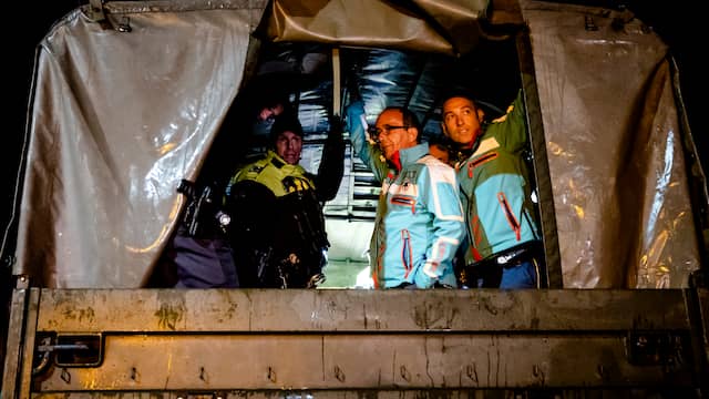 Ambulancepersoneel en politieagenten in een legervoertuig om bewoners van een verzorgingstehuis in Valkenburg aan de Geul te evacueren.