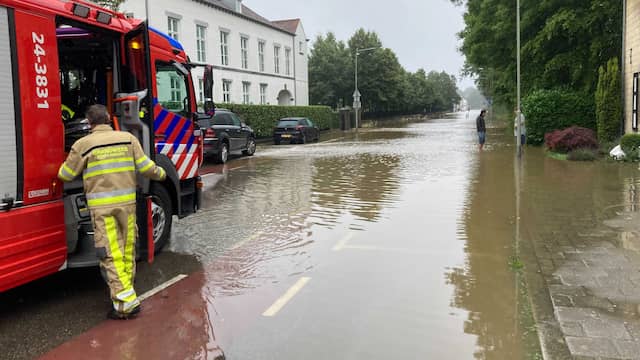De brandweer is op meerdere plekken ter plaatse om de kelders leeg te pompen en andere wateroverlast te verlichten.