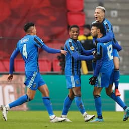 Ajax verslaat PSV dankzij curieuze goal Mazraoui en is nieuwe koploper