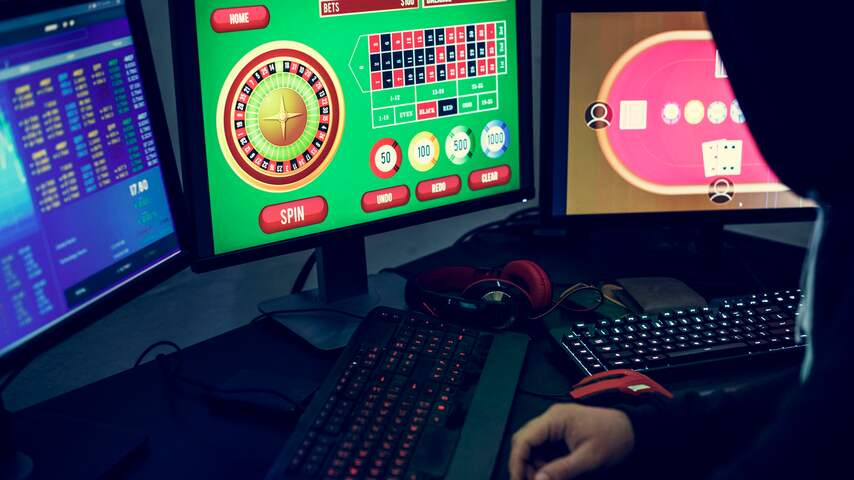 Beroepsverbod voor bankmedewerker die online gokte met 68 creditcards