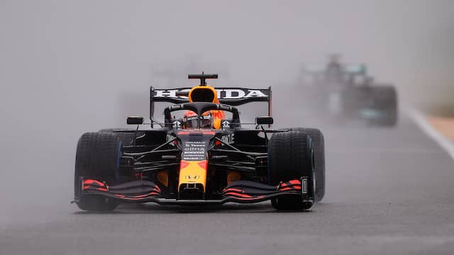 De waterspray achter de auto van Max Verstappen op Spa.