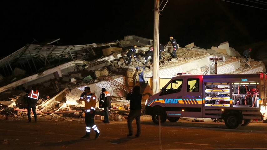 Meer dan 20 doden en 920 gewonden door zware aardbeving in Turkije