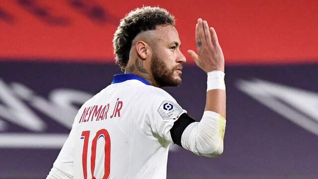 Neymar bracht Paris Saint-Germain uit een penalty op voorsprong bij Stade Rennes.
