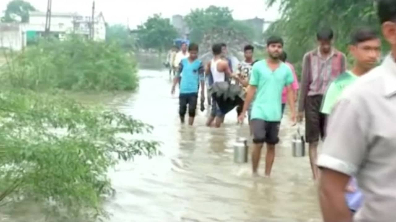 Beeld uit video: Hevige overstromingen tijdens moesson kosten honderden Indiërs het leven