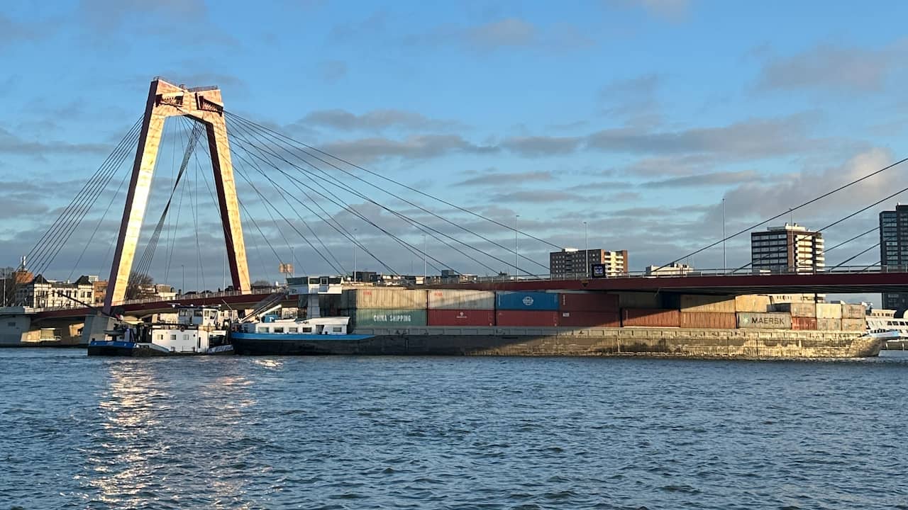 Porte-conteneurs coincé sous Willemsbrug à Rotterdam, conteneurs à la mer |  Domestique
