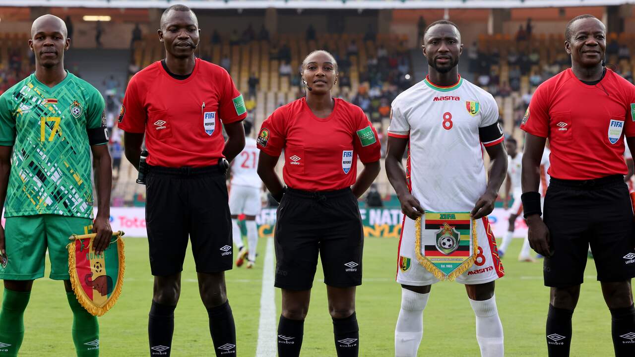 Salima Mukansanga werd bij Guinee-Zimbabwe de eerste vrouwelijke arbiter in de geschiedenis van de Afrika Cup.