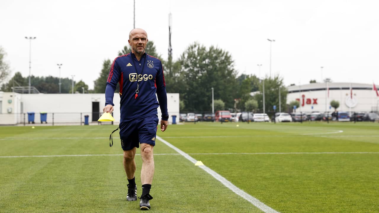 Alfred Schreuder maakt op 30 juli officieel zijn debuut als hoofdtrainer van Ajax. Dan spelen de Amsterdammers in de strijd om de Johan Cruijff Schaal tegen PSV.