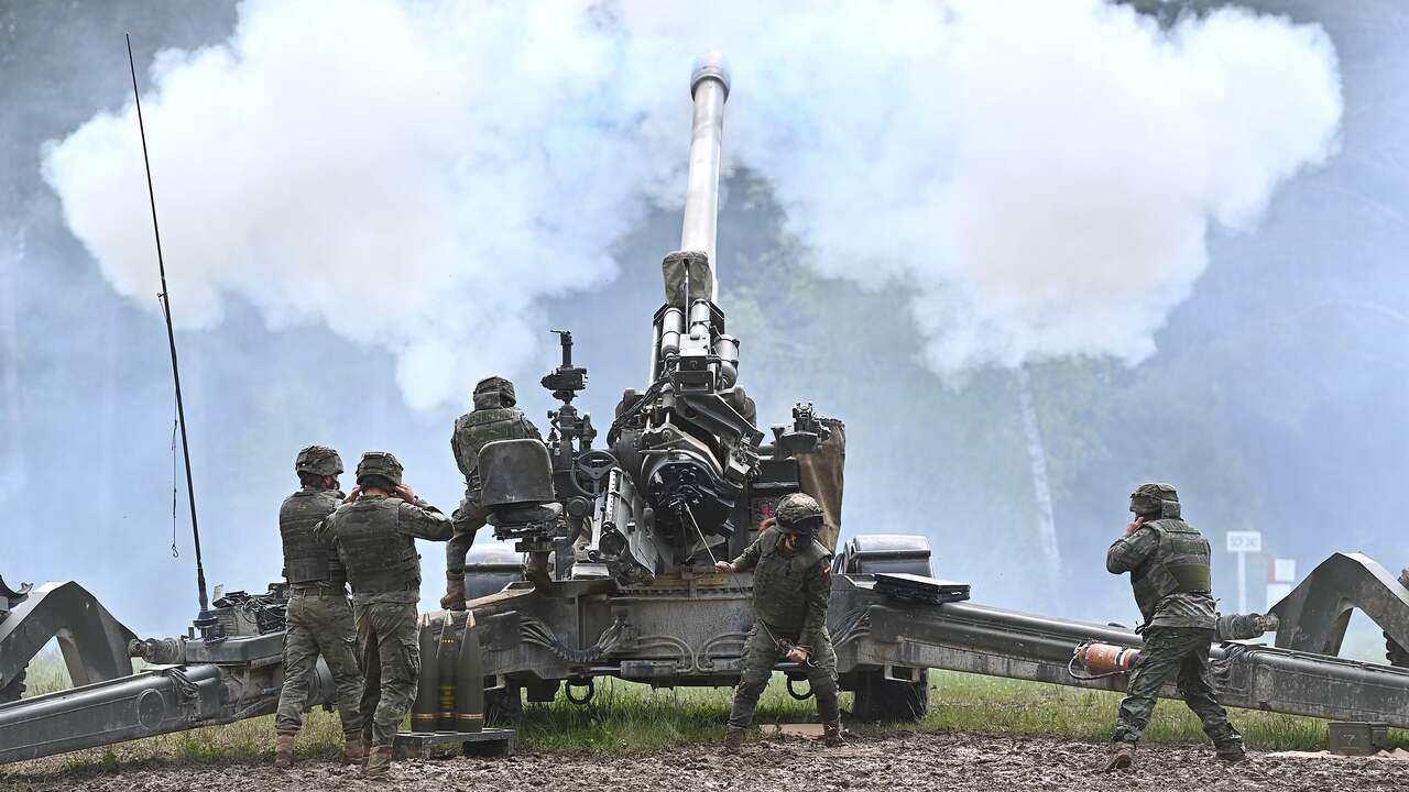 Spaanse troepen vuren een Amerikaanse M777-houwitser af tijdens een oefening in Duitsland in mei 2021.