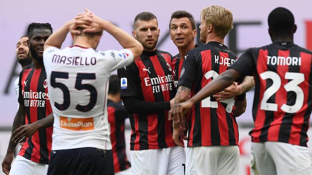 De spelers van AC Milan vieren een doelpunt tegen Genoa.