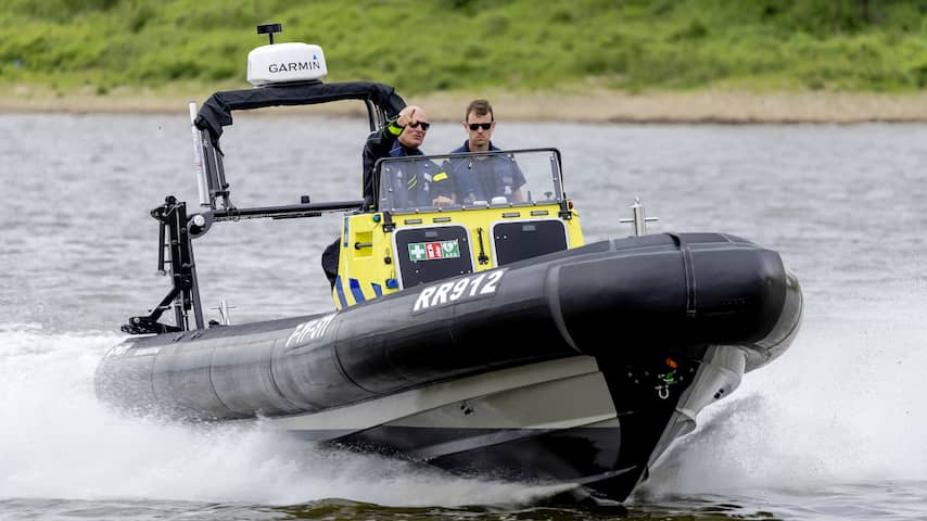 Twee lichamen gevonden in Maas na bootongeluk bij Limburgs Heijen. Twee lichamen gevonden in Maas na bootongeluk bij Limburgs Heijen.