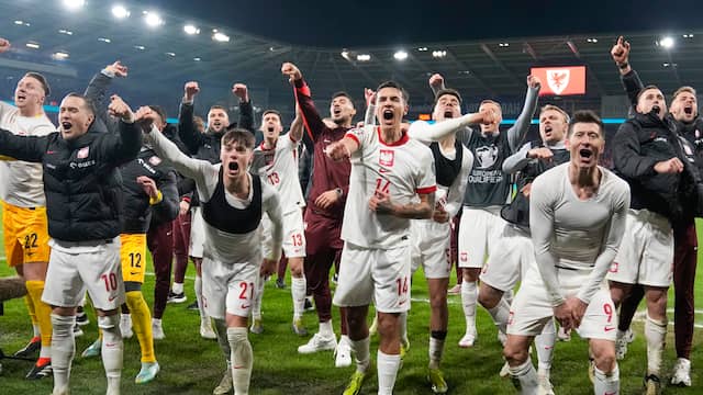 Poolse spelers zien Welshman James penalty missen en vieren EK-ticket