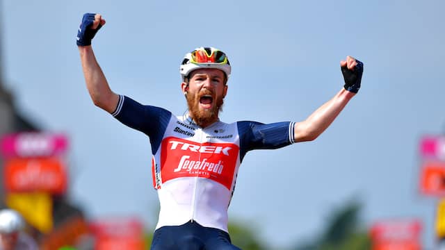 Quinn Simmons komt juichend over de streep in Érezée en is de nieuwe leider in de Ronde van Wallonië.
