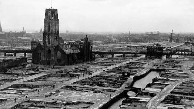 1940: Rotterdam na het Duitse bombardement.