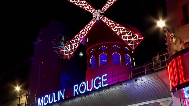 Iconische Moulin Rouge heeft weer wieken nadat ze eraf vielen