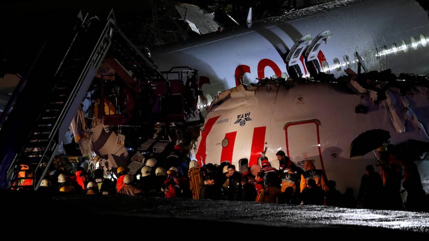 Boeing 737 breekt in drie stukken na landing op luchthaven Istanboel