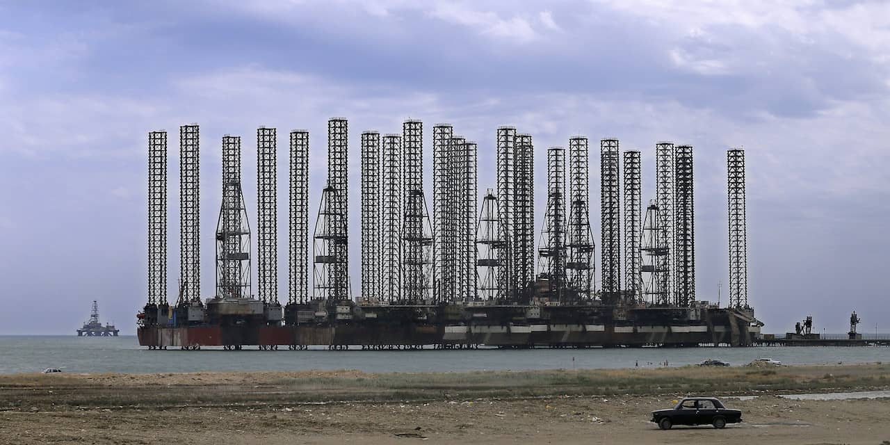 Dodental brand olieplatform Kaspische Zee naar zeven