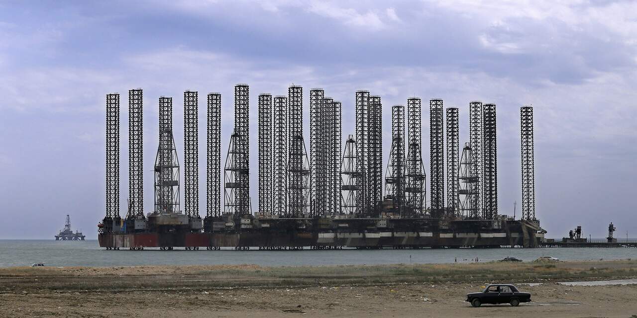 Tientallen vermisten bij brand olieplatform in Kaspische Zee