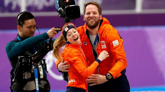 Esmee Visser viert haar verrassende olympische titel in 2018 met haar toenmalige coach Remmelt Eldering.