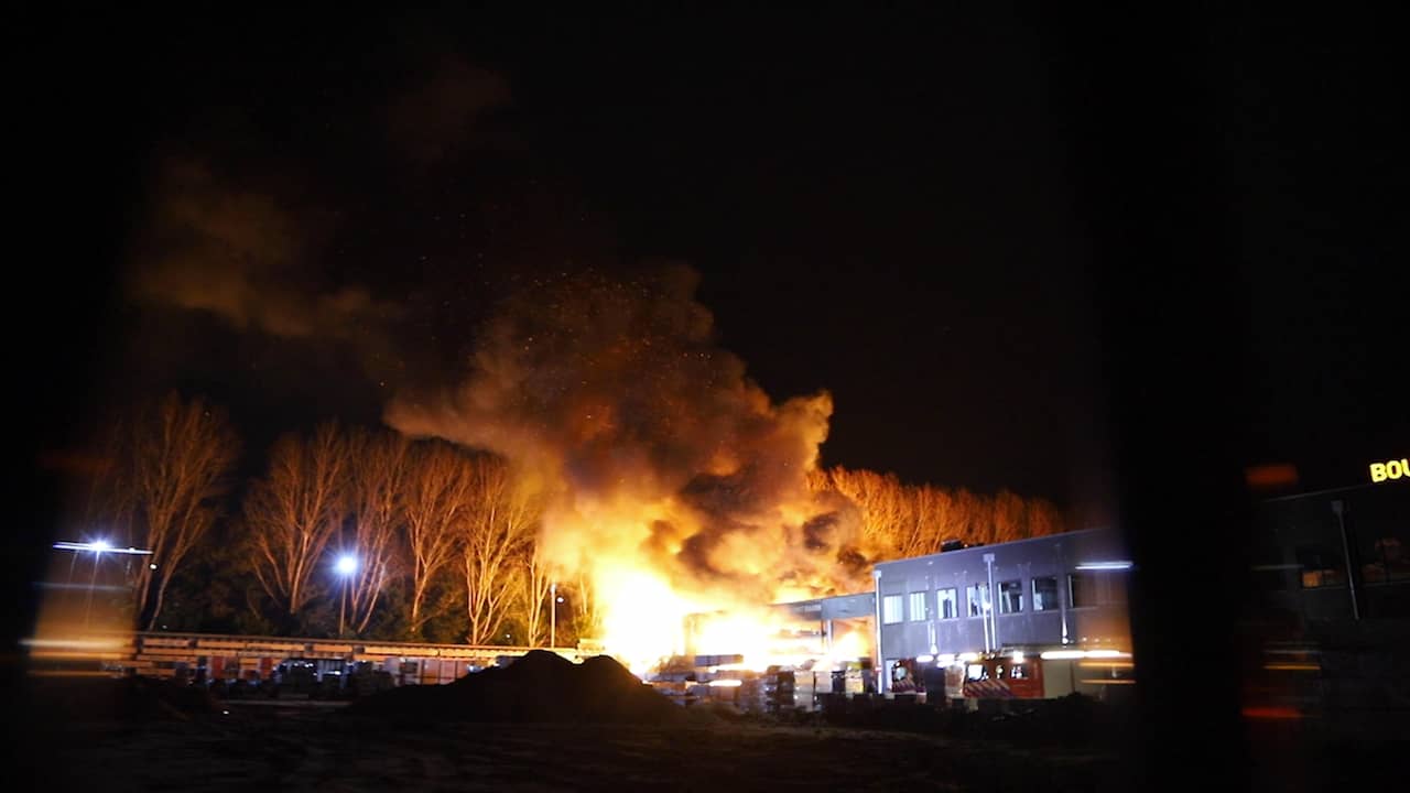 Beeld uit video: Vlammen slaan aan alle kanten uit bouwmarkt in Baarn