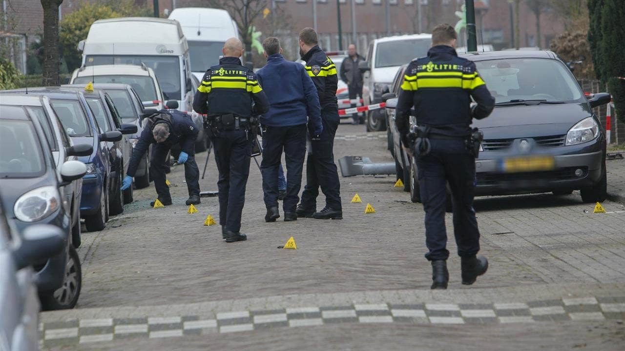 Beeld uit video: Explosie onder auto in Eindhoven