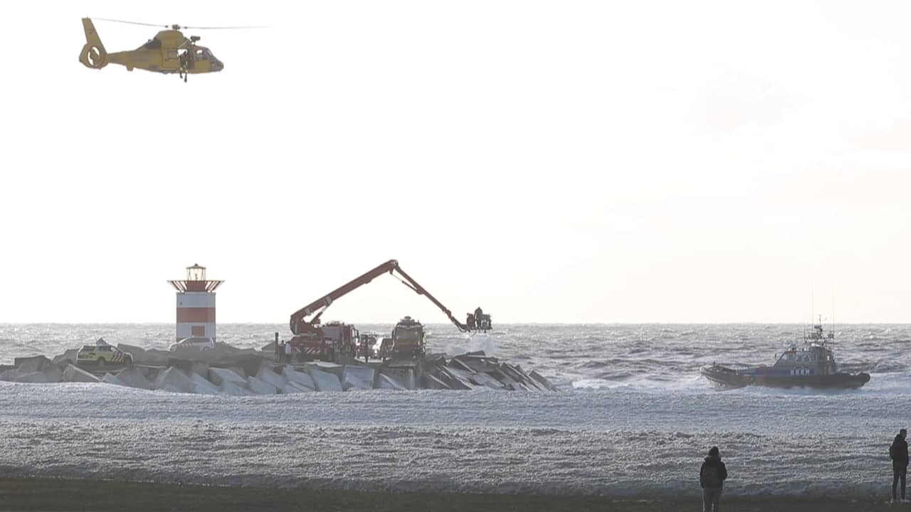 Beeld uit video: Hulpdiensten op zoek naar surfers in zee bij Scheveningen