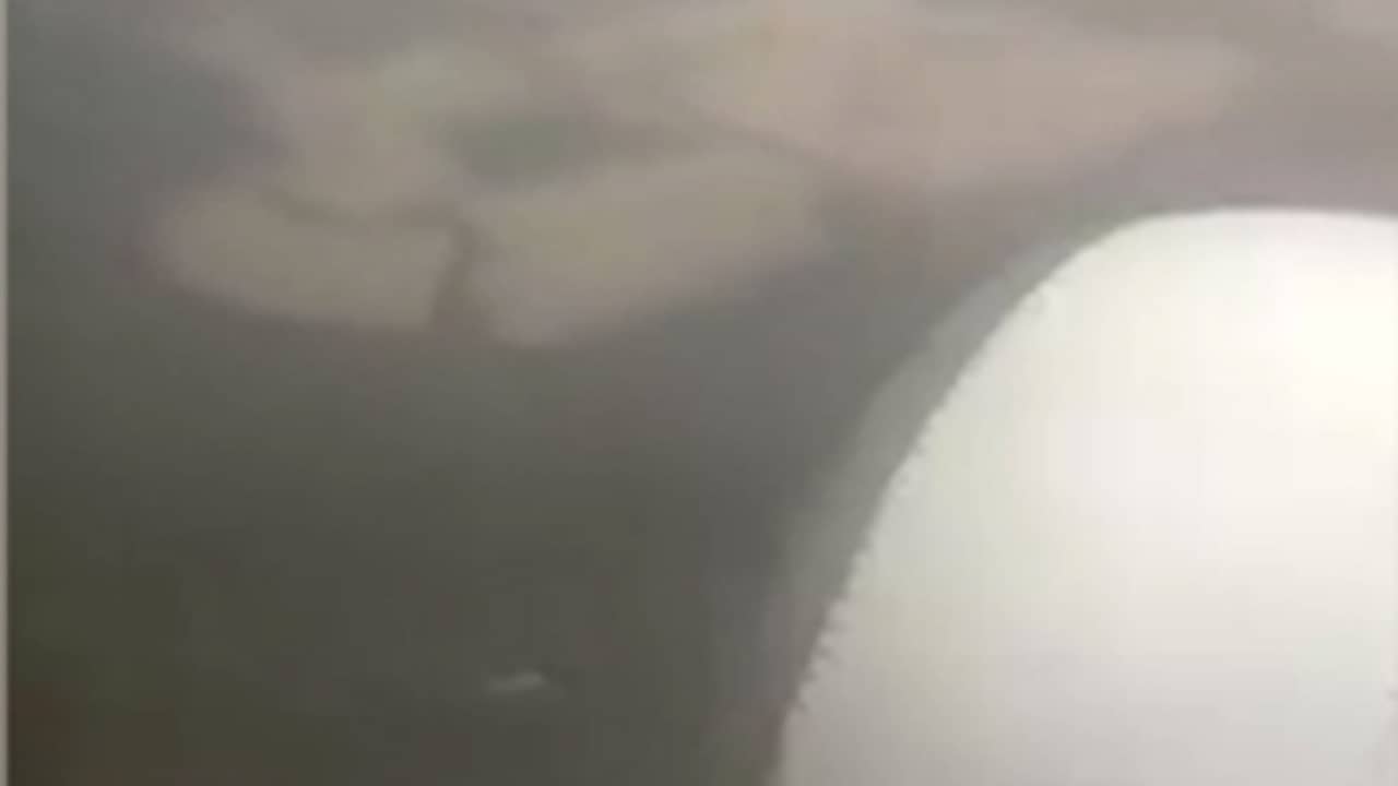 Passagier filmt 'gevaarlijke' smogdeken New Delhi uit vliegtuig