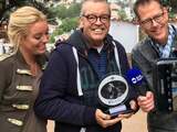 Olav Mol ontvangt Theo Koomen Award voor beste sportverslag