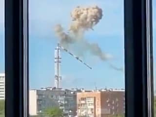 Tv-toren in Kharkiv stort in na Russische raketaanval
