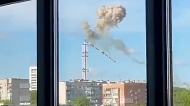 Tv-toren in Kharkiv stort in na Russische raket-aanval