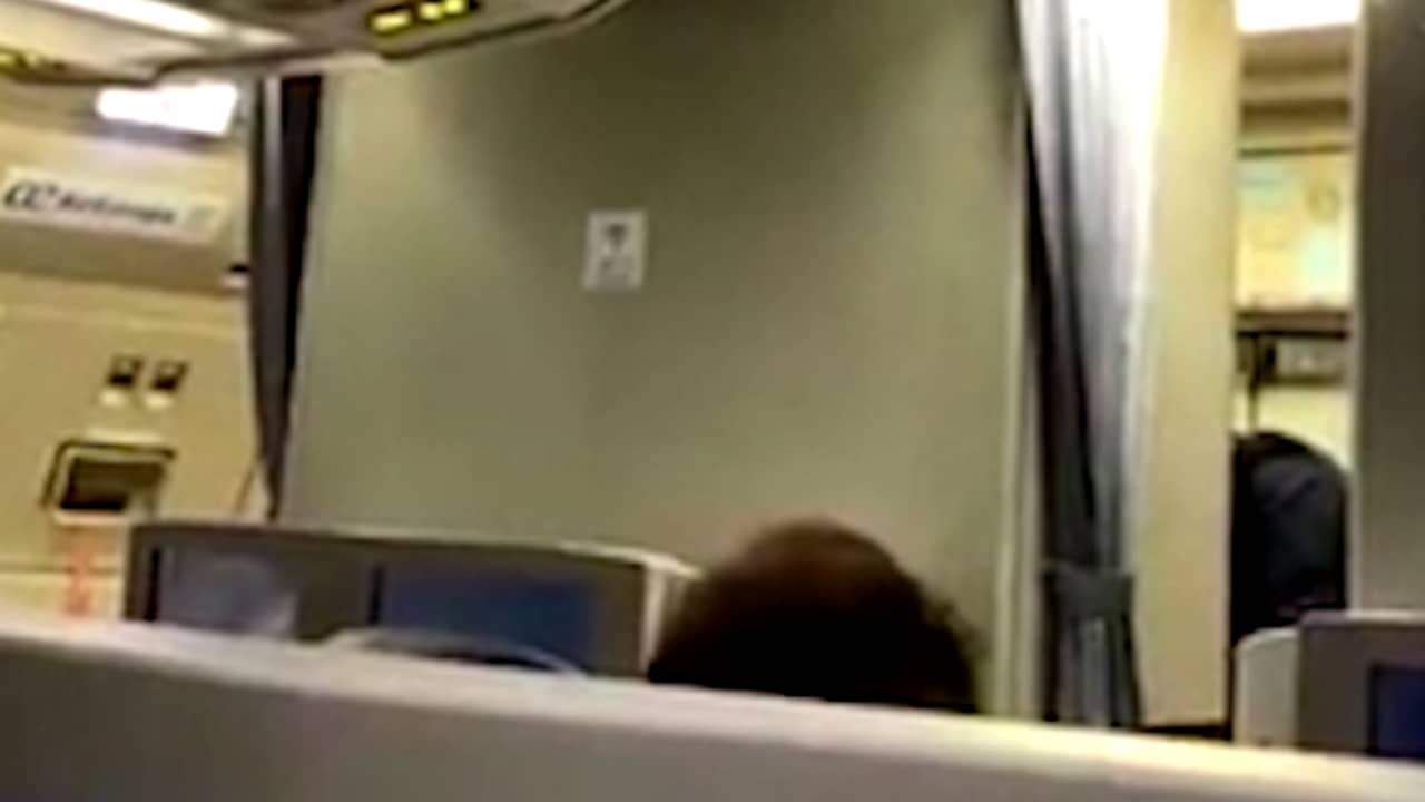 Beeld uit video: Piloot van 'gekaapt' vliegtuig Schiphol zegt sorry voor vals alarm