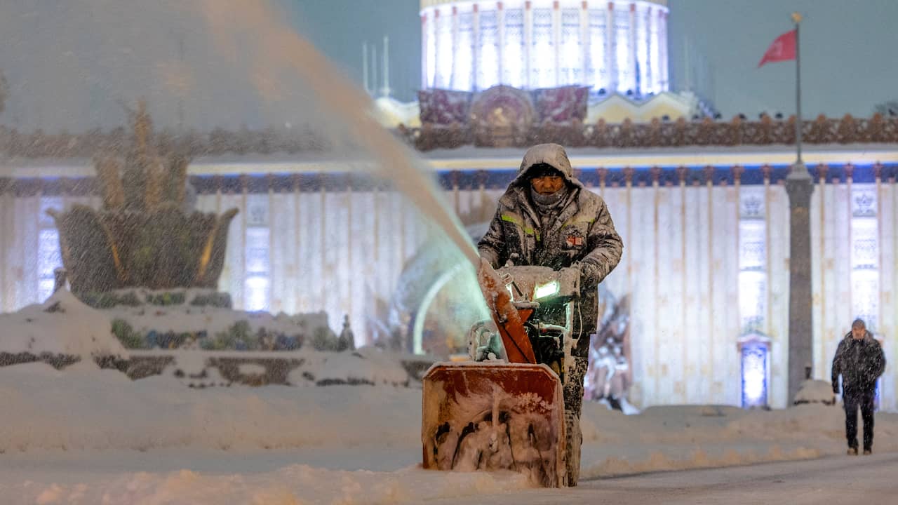 Record Snowfall and Extreme Cold: Russian Winter Weather Struggles