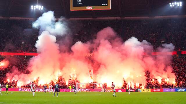 In de slotfase stak de fanatieke aanhang van Ajax veel vuurwerk af.