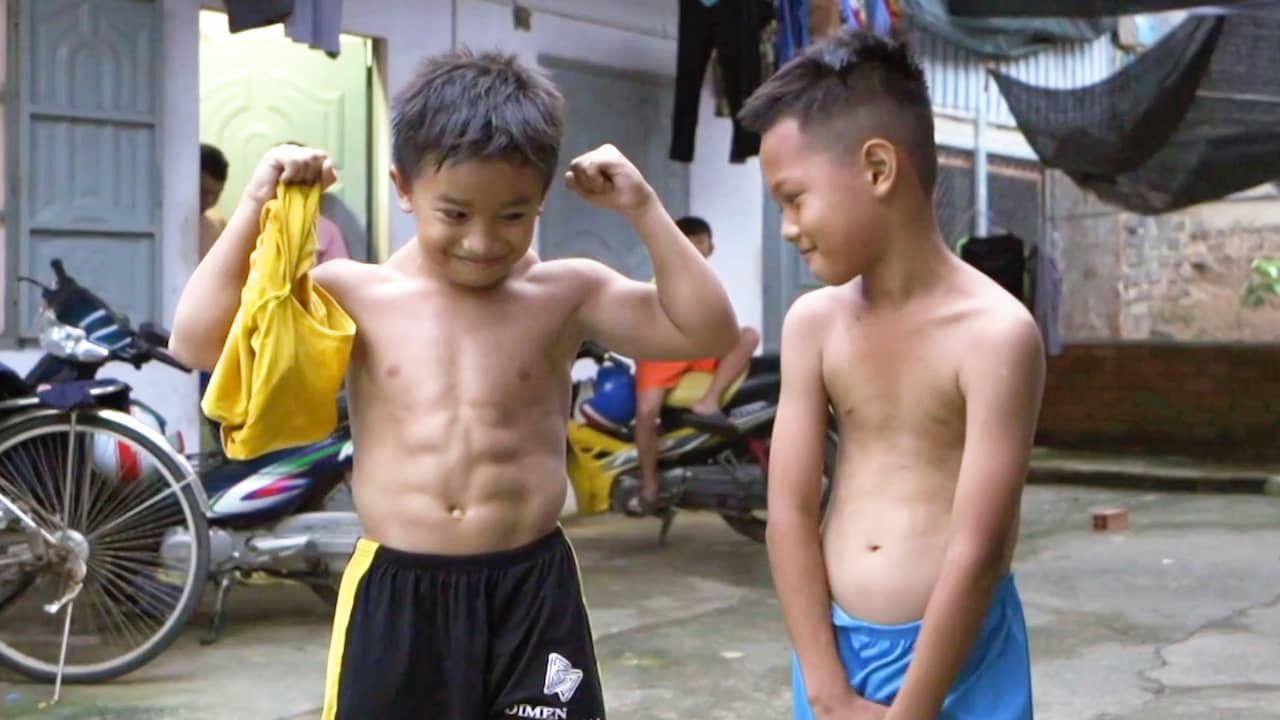Beeld uit video: Tienjarige Vietnamees is extreem gespierd door aandoening