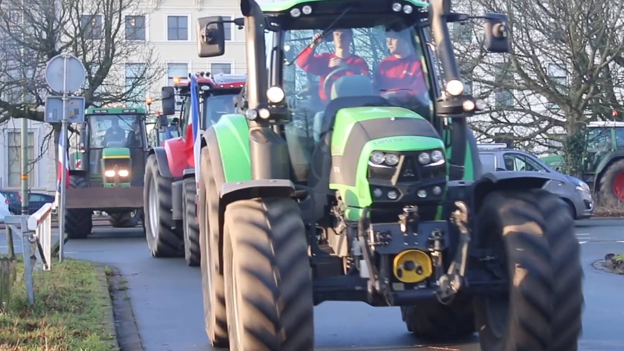 Beeld uit video: Tientallen boeren met tractoren rijden weg naast Malieveld op
