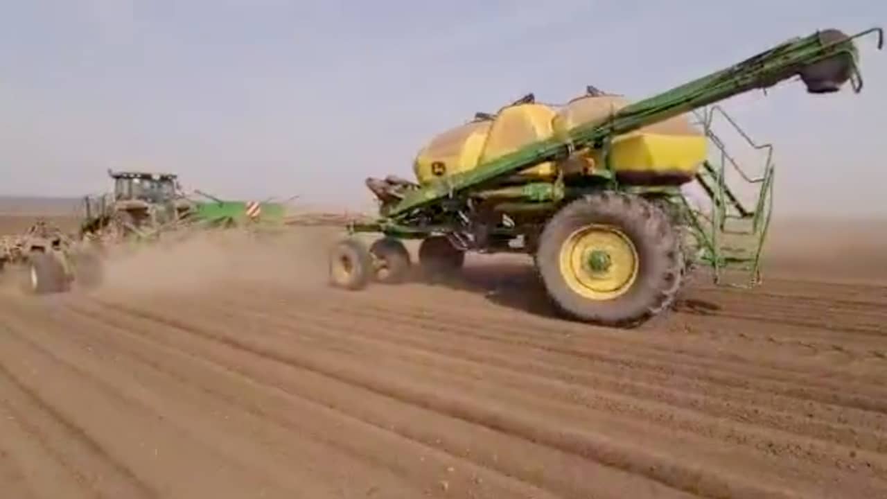 Beeld uit video: Nederlandse boer Kees Huizinga zaait tarwe in Oekraïne