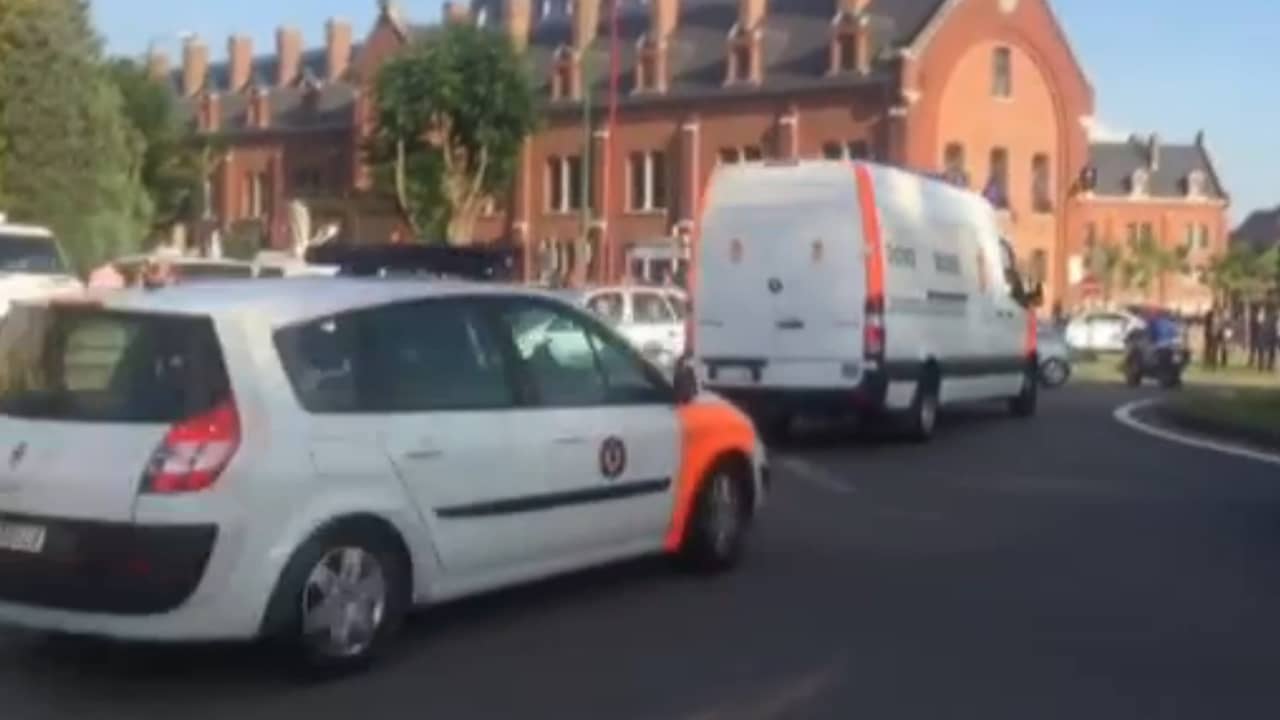 Hulpdiensten komen met loeiende sirenes aan in Charleroi