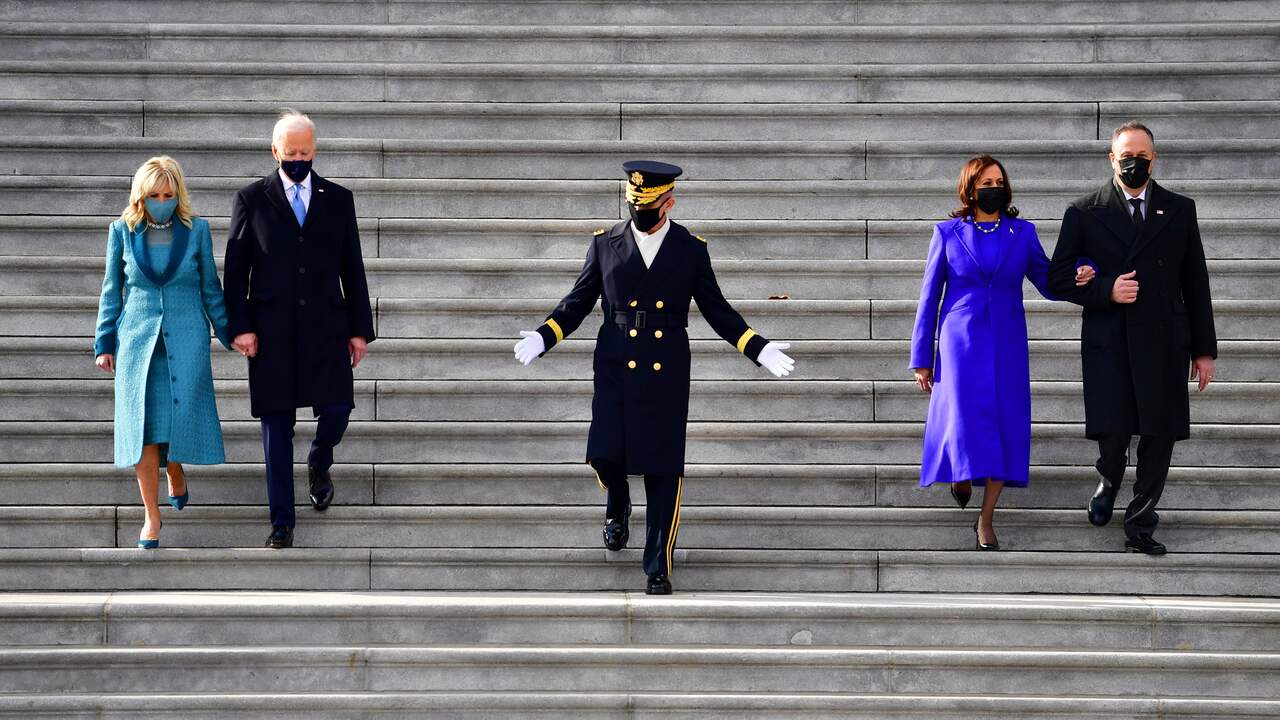 Jill en Joe Biden op de trappen van het Capitool, vergezeld door vicepresident Kamala Harris en haar echtgenoot Doug.