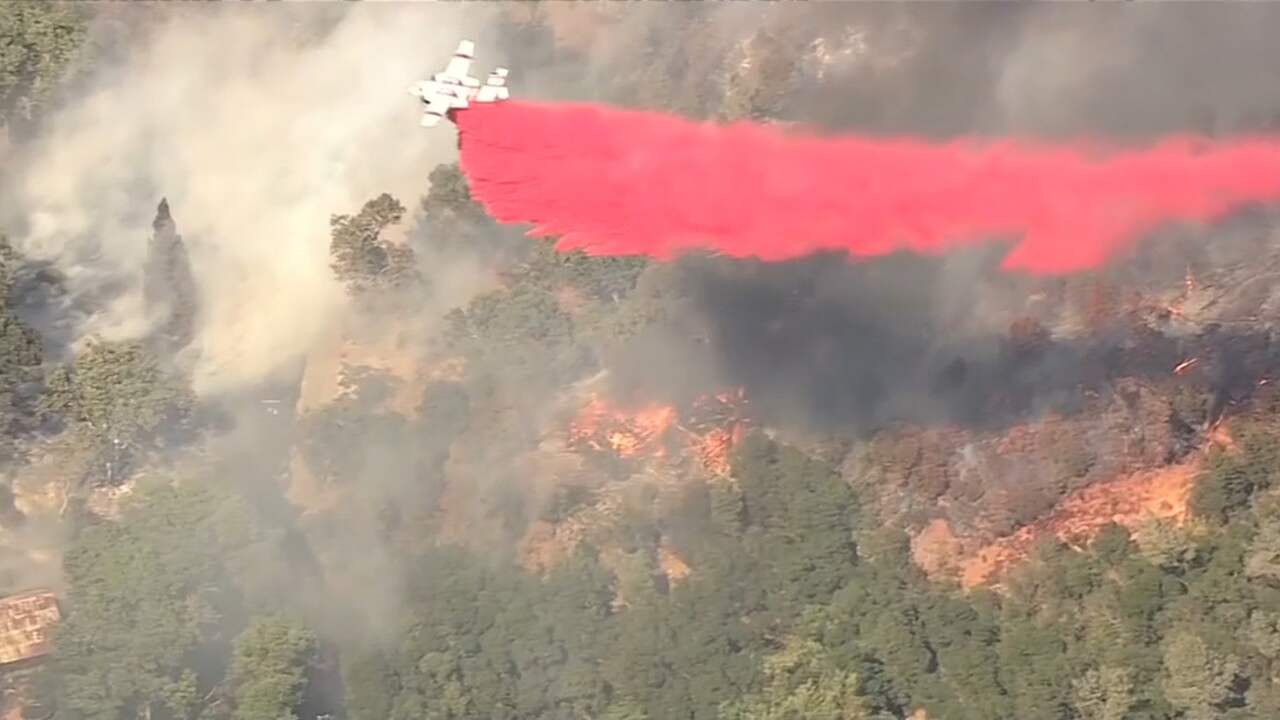 Beeld uit video: Blusvliegtuigen bestrijden natuurbranden in Californië