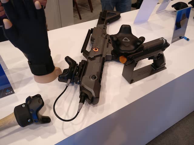 De Vive Tracker op een drietal accessoires