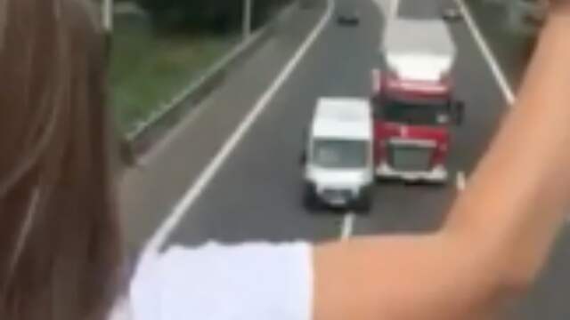 Meisje vraagt auto's te toeteren en ziet ongeluk gebeuren