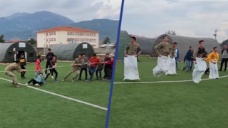 Turkse soldaten spelen spelletjes met slachtoffers van aardbeving