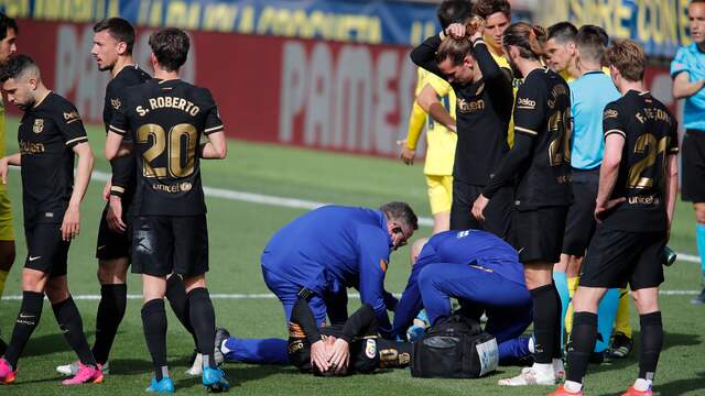 Lionel Messi raakte in de slotfase geblesseerd na een stevige charge van Manuel Trigueros, maar kon uiteindelijk verder.