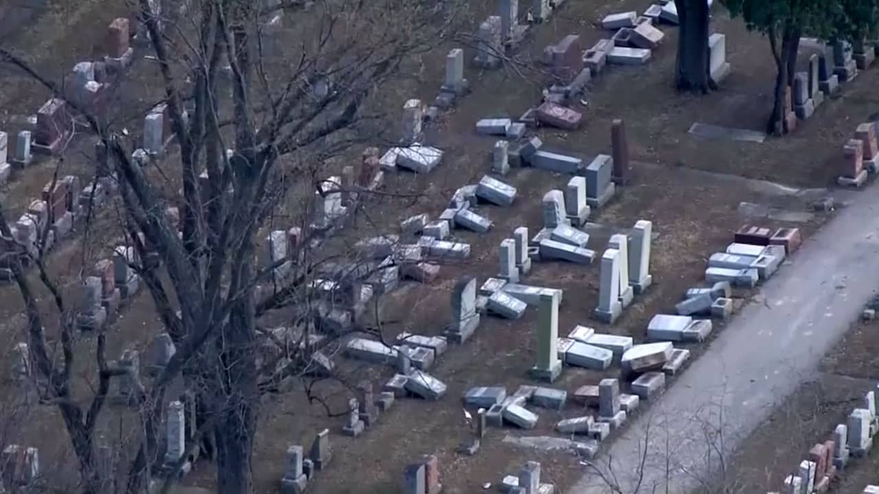 Beeld uit video: Tientallen graven vernield op Joodse begraafplaats VS