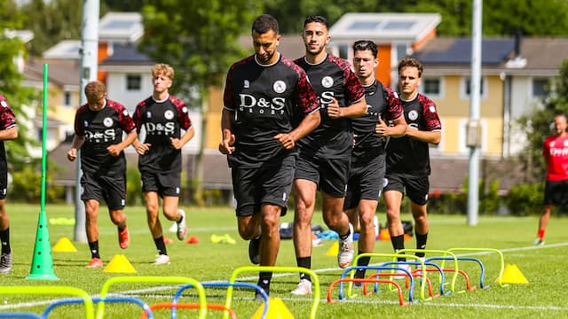De spelers werkten verschillende oefeningen af.