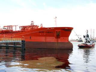 Havenbedrijf vervangt oevers na olielek in haven Rotterdam