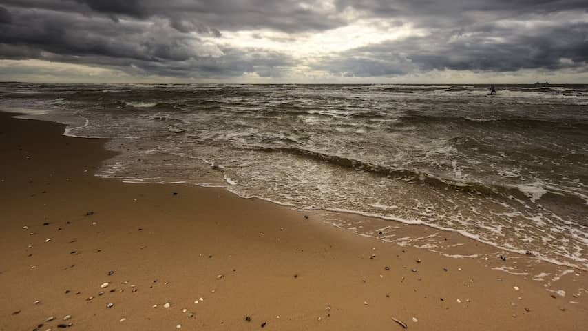 Urnen vallen tijdens verstrooien in zee en spoelen aan op Nederlandse kust
