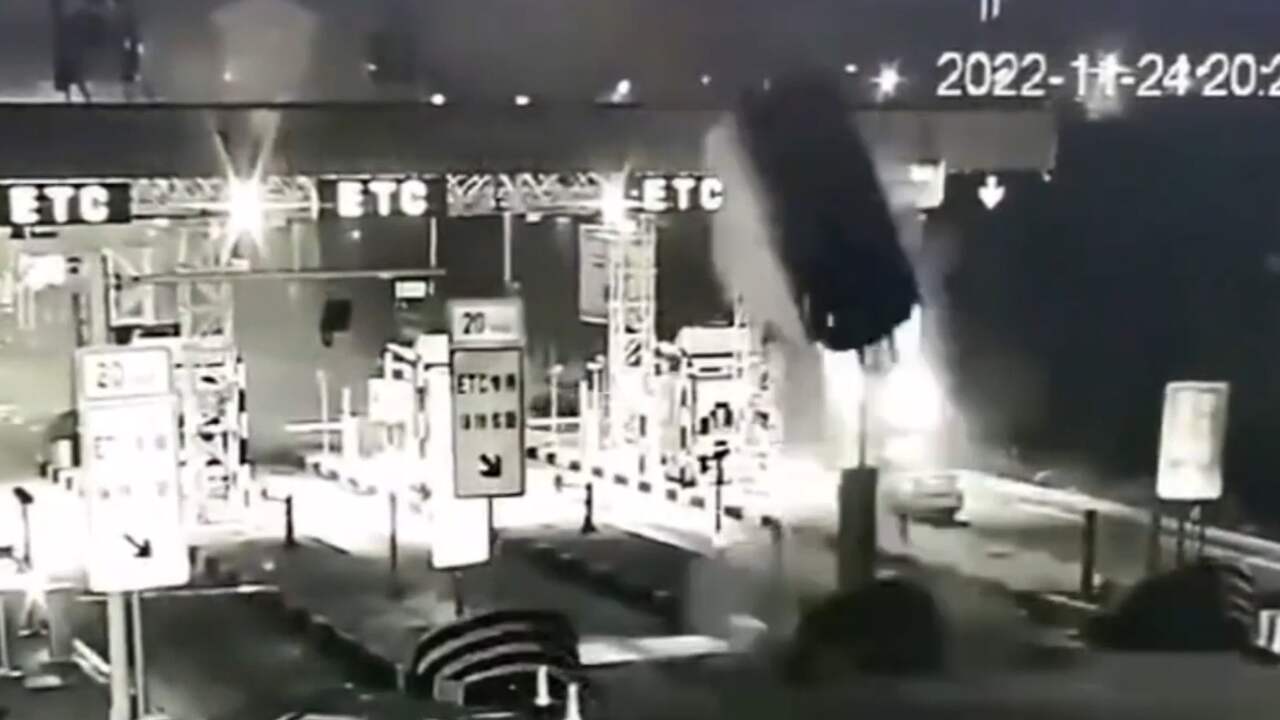 Beeld uit video: Auto vliegt door de lucht bij tolstation in China